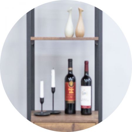 Aby umożliwić wygodne przechowywanie różnych drobiazgów, nad szafką umieszczono podwyższoną platformę do przechowywania.